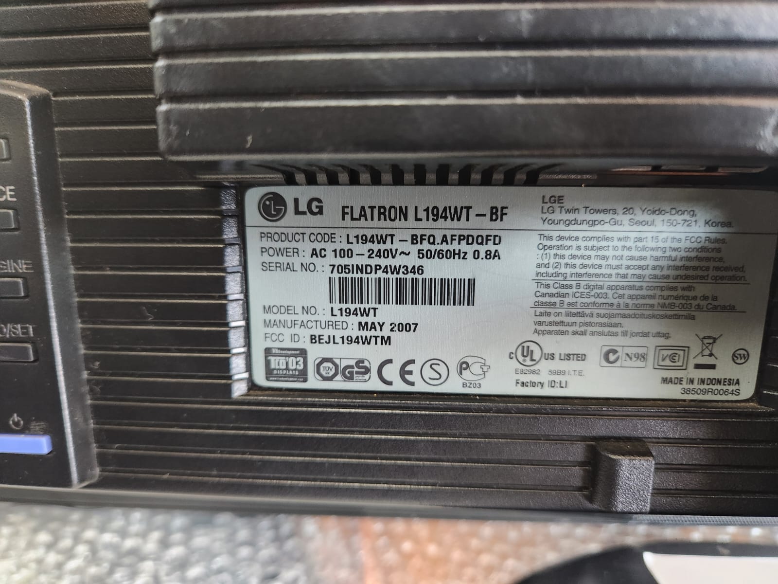 LG Flatron Wide Monitor - Image 2